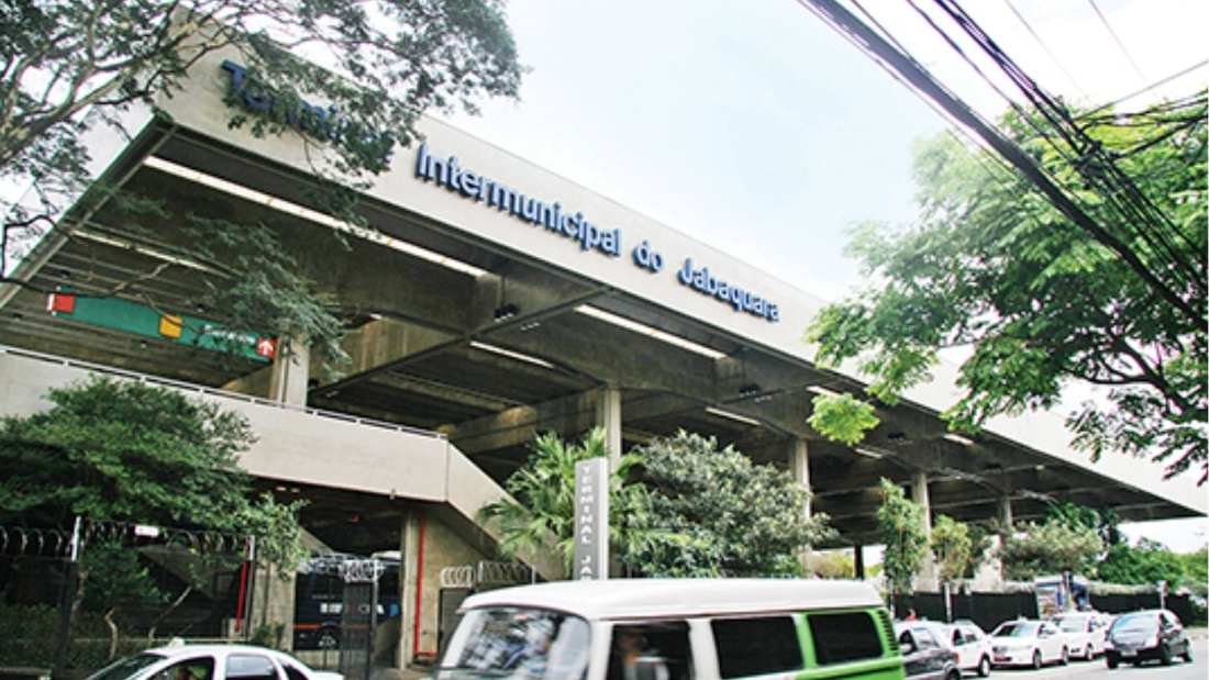 Fachada do Terminal Rodoviário do Jabaquara em São Paulo, com acesso ao Metrô Linha 1-Azul.