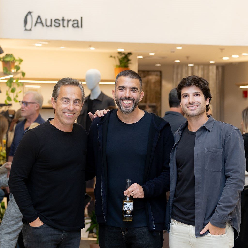 Alexandre Brett e felipe Bacellar, sócios Austral, com o franqueado Yram Soares