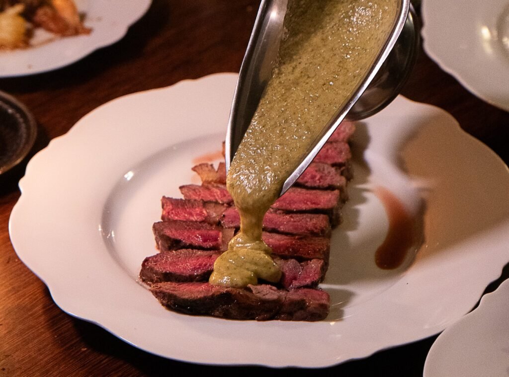 BEAU SOCIAL CLUB Steak & amp; Frites com molho do chef. foto agência blend