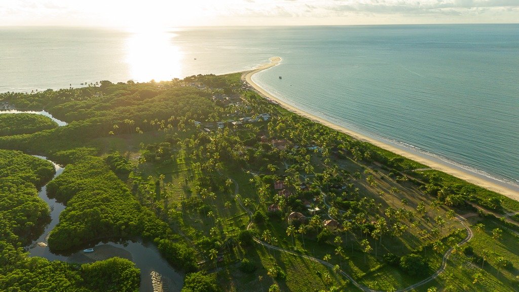 Destino no sul da Bahia combina natureza preservada, baixa movimentação e estrutura de hospedagem integrada ao ambiente local

