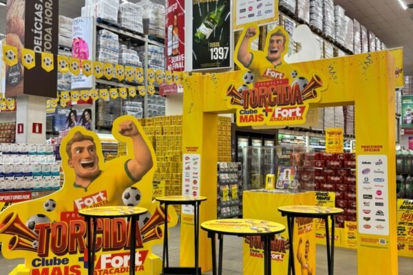Espaço para troca de figurinhas na loja Fort Atacadista Areias, em São José (2)