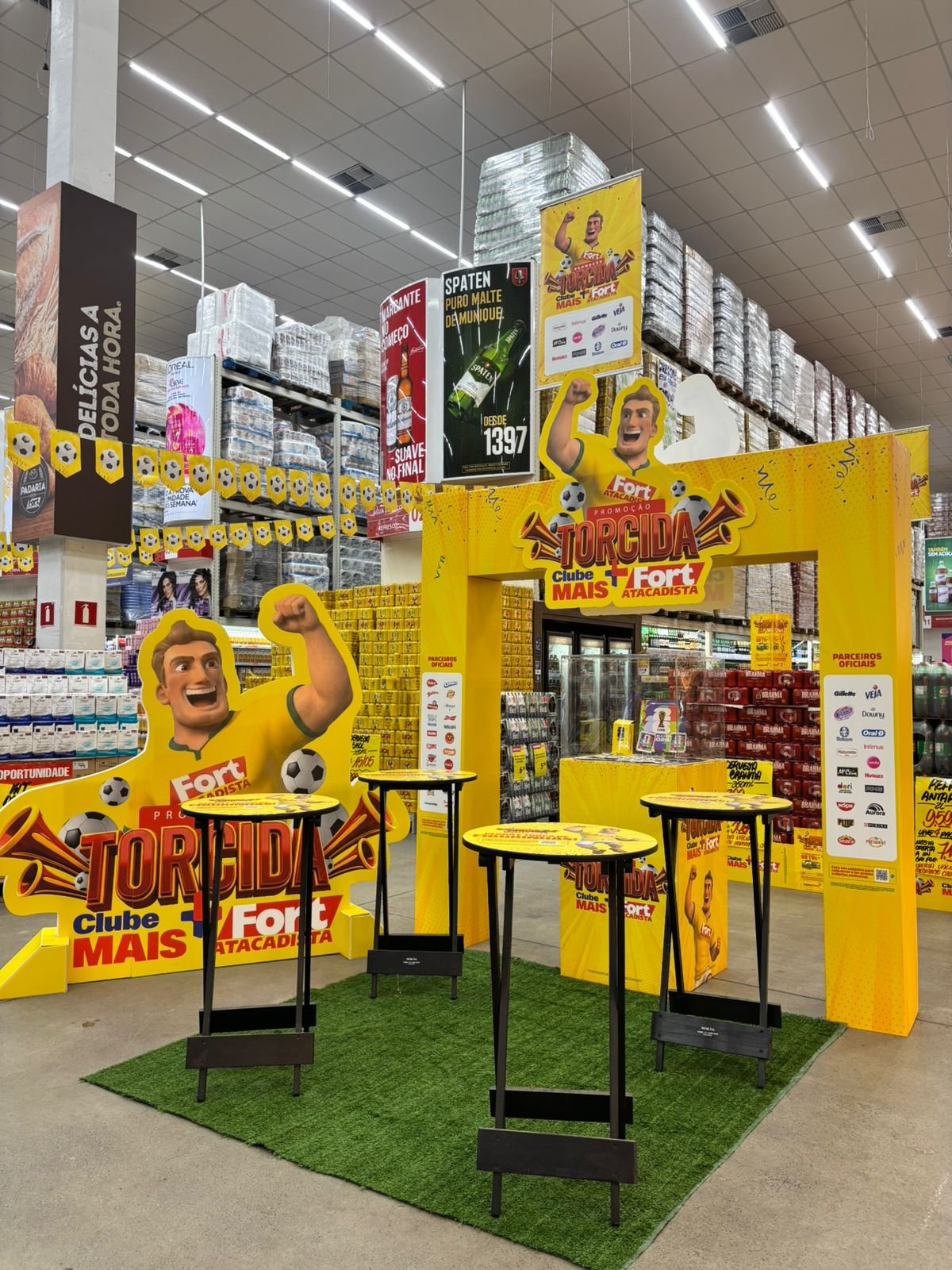 Espaço para troca de figurinhas na loja Fort Atacadista Areias, em São José (2)