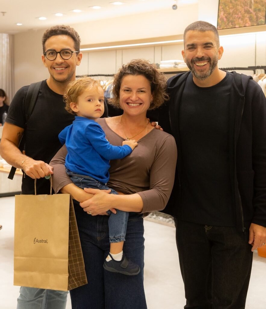 Felipe Campos, Bruna Flora e Yran Soares com o pequeno Gabriel