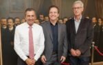 Deputado Júlio Garcia (presidente da Alesc), Sandro Medeiros Alves (presidente do Sindaf-SC) e Abel Guilherme da Cunha (Vice-Presidente do Sindaf-SC) - Foto Jeferson Baldo