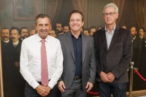 Deputado Júlio Garcia (presidente da Alesc), Sandro Medeiros Alves (presidente do Sindaf-SC) e Abel Guilherme da Cunha (Vice-Presidente do Sindaf-SC) - Foto Jeferson Baldo