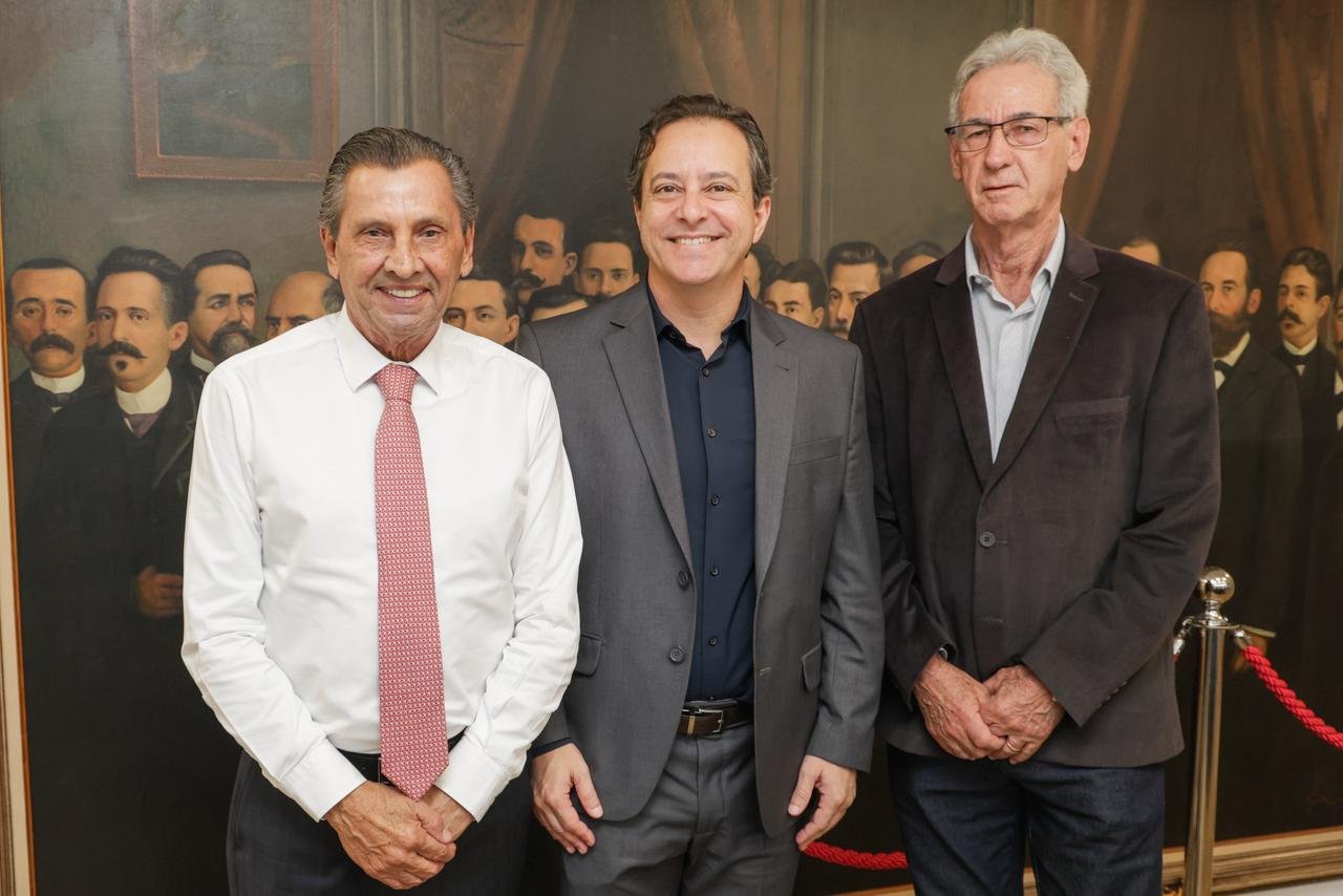 Deputado Júlio Garcia (presidente da Alesc), Sandro Medeiros Alves (presidente do Sindaf-SC) e Abel Guilherme da Cunha (Vice-Presidente do Sindaf-SC) - Foto Jeferson Baldo