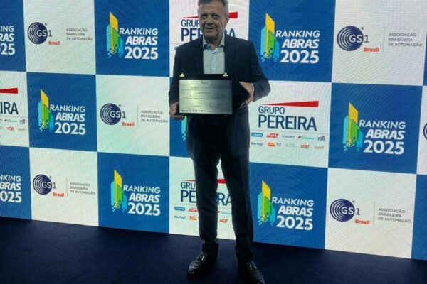 Joao Pereira Vice Presidente Comercial e de Marketing do Grupo Pereira recebendo a placa do Ranking ABRAS 2025 e1744829636579