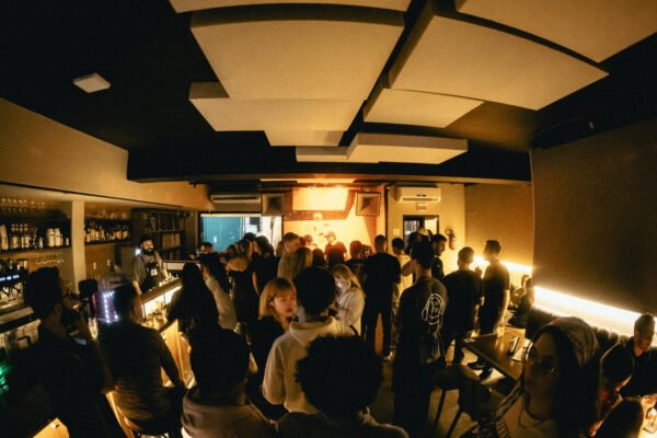 O Acaiá Café se destaca como o primeiro listening bar de Balneário Camboriú. Foto Eudig/Growth Global