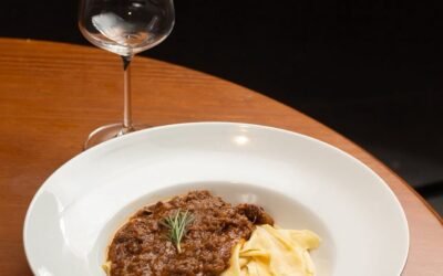 Los Troncos Parrilla Uruguaya renova menu executivo com pratos clássicos Ragu de ossobuco com papardelle feito na casa
