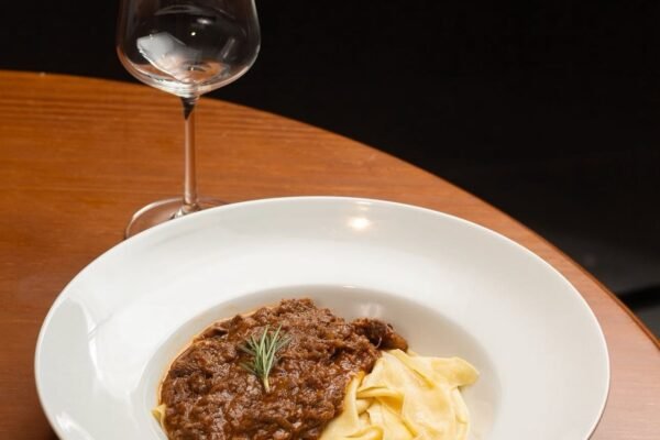 Ragu de ossobuco com papardelle feito na casa