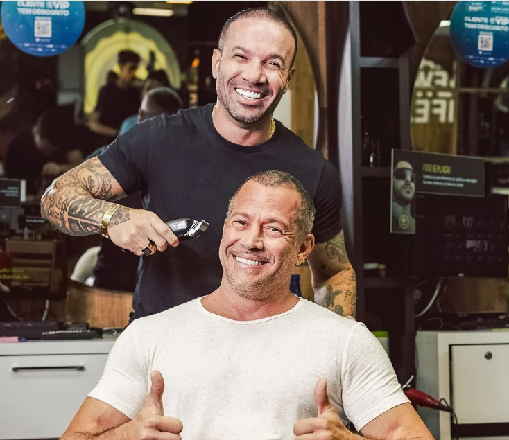 Barbearia Vip confirma primeira unidade na capital paulista 2 Victor Conceicao CEO da Barbearia VIP com o ator e socio Malvino Salvador