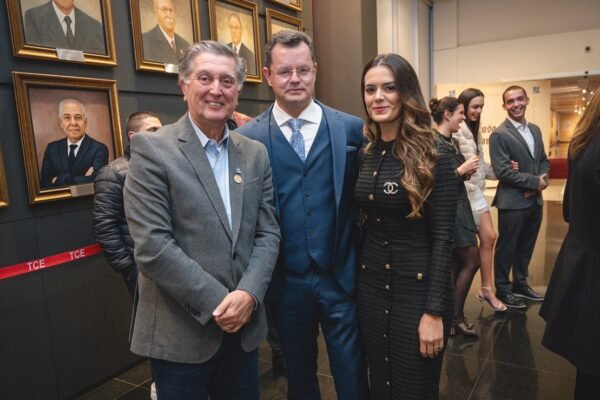 Prefeito de Florianopolis Topazio Neto prestigiou sessao solene na qual Gastao Filho foi condecorado foto TCE SC
