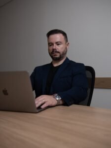 Rafael Barbosa CEO da Smart Air Climatizadores afirma que o clima mais ameno traz uma atmosfera propicia para o lazer. Foto por Felipe Costa min