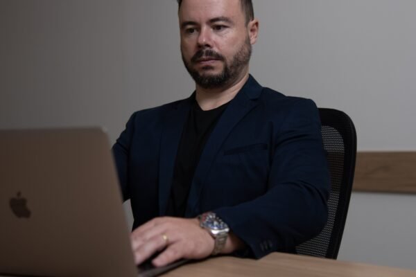 Rafael Barbosa CEO da Smart Air Climatizadores afirma que o clima mais ameno traz uma atmosfera propicia para o lazer. Foto por Felipe Costa min