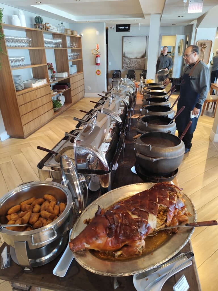 Com mais de 60 anos de história, Lindacap segue como referência na gastronomia de Florianópolis 3 Variado buffet na feijoada dos sabados de inverno no Lindacap Foto Caio Andre Celestino Pereira