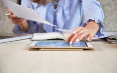Como a nota fiscal eletrônica está transformando o agronegócio e seu acesso ao mercado secao intermediaria da mulher irreconhecivel trabalhando com tablet pc na mesa do escritorio 1098 20063