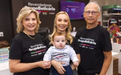 Grupo O Boticário inaugura centro logístico para atender mais de 2 mil revendedores Eliane Knop Izabele Cristine de Souza Milton de Souza e o cacula da casa Romeo na inauguracao do novo empreendimento do Grupo O Boticario em Brusque Foto Guilherme Zucco Growth Global