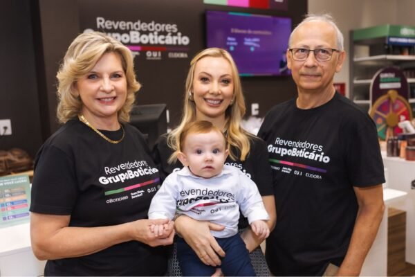 Eliane Knop Izabele Cristine de Souza Milton de Souza e o cacula da casa Romeo na inauguracao do novo empreendimento do Grupo O Boticario em Brusque Foto Guilherme Zucco Growth Global
