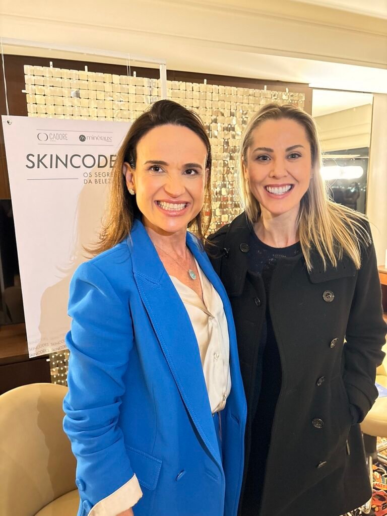 Evento “Skincodes” apresenta inovação em tratamentos dermatológicos em Florianópolis 5 Poliana Boniatti Ghanem a direita prestigiando a medica dermatologista Debora Cadore em evento intimista realizado no hotel Majestic Foto Ricardo Verka
