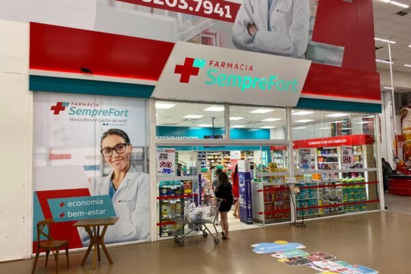 Mês da saúde bucal com descontos especiais em rede de farmácias incentiva higiene oral preventiva Farmacia SempreFort Areias Sao Jose Foto Davi Paes e Lima