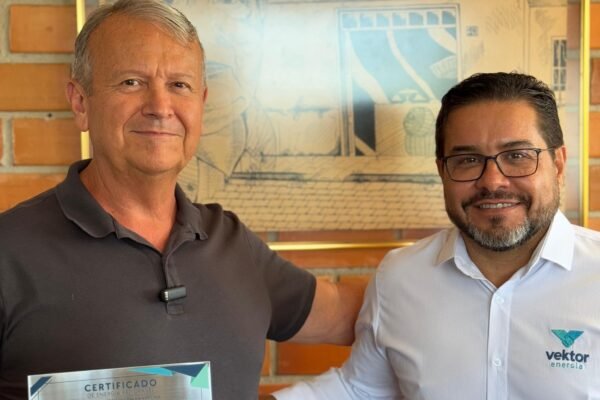 Parceria entre Kowalsky Pescados e Vektor gera economia de energia e impacto ambiental positivo em Itajaí Jose Kowalsky da Kowalsky Pescados de Itajai recebe o certificado de energia renovavel do CEO da Vektor Sandro Bittencourt de Souza Divulgacao