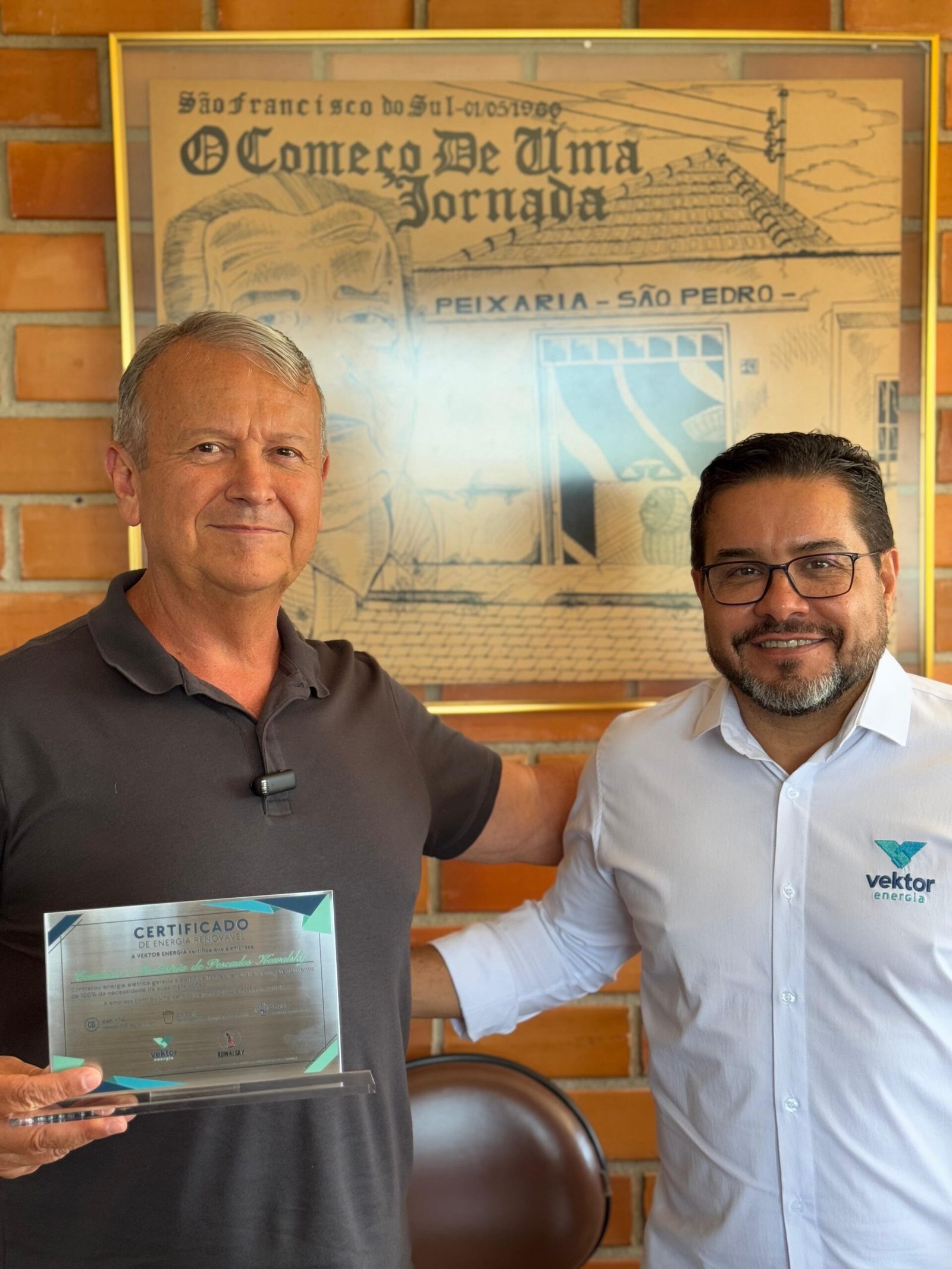 Jose Kowalsky da Kowalsky Pescados de Itajai recebe o certificado de energia renovavel do CEO da Vektor Sandro Bittencourt de Souza Divulgacao scaled