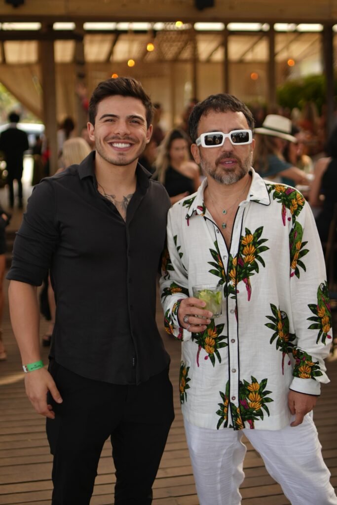 Alex Ferrer estreia com sucesso a sua “Feijoada do Ferrer”, em Balneário Camboriú 4 O ator e influencer Thomaz Costa com Alex Ferrer