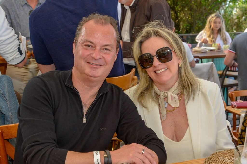 Alex Ferrer estreia com sucesso a sua “Feijoada do Ferrer”, em Balneário Camboriú 5 O secretario de turismo de BC Evandro Neiva e a esposa Ivana Reis