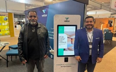 Vektor aposta em soluções para carros elétricos e projeta crescimento de 22% em 2025 Sandro Bittencourt de Souza a direita da Vektor Energia com Francisco Lima da Automa na mais recente edicao da Encatho Exprotel Foto Davi Paes e Lima