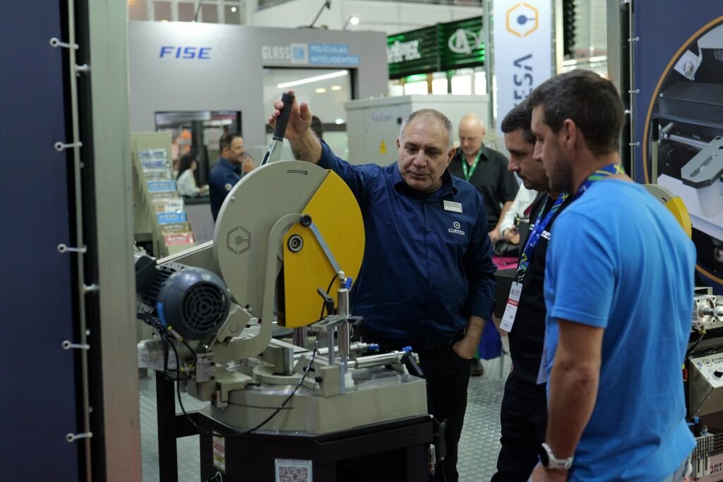 Alem do publico recorde a edicao de 2025 destacou se pela qualidade dos estandes e pelas novidades em automacao