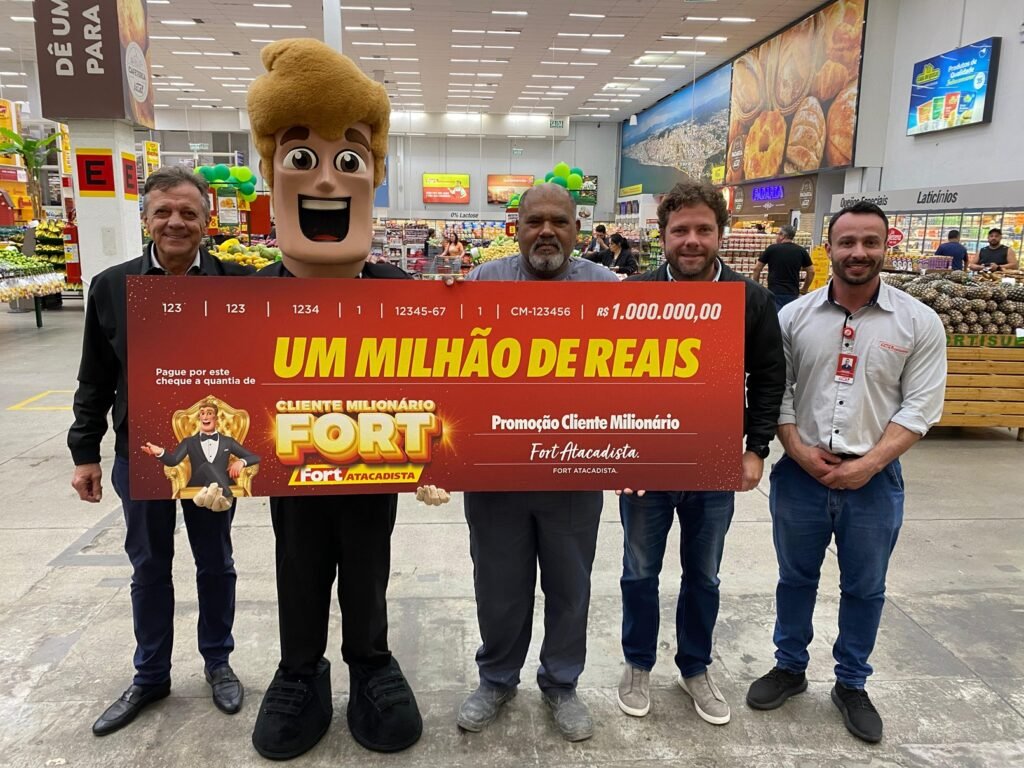 Bento Balduino centro o ganhador do premio de R 1 milhao de reais entre Joao Pereira VP do Grupo Pereira Lucas Pereira Diretor Grupo Pereira e Cristiano Oliveira Gerente Fort Atacadista Areias