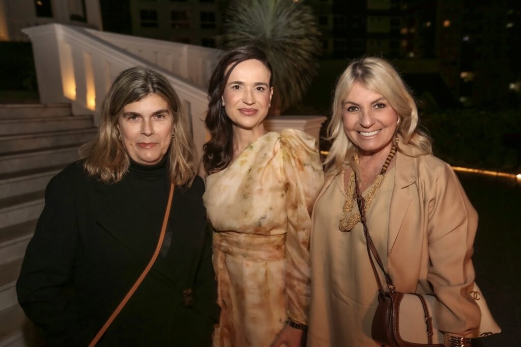 Debora Cadore entre Elvira Menezes e Maristela Brittes Foto Angelo Santos