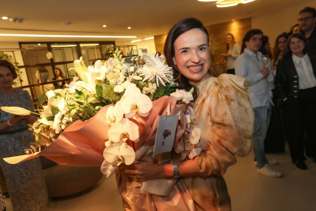 Debora Cadore sendo mimada por seus convidados na inauguracao da nova Cadore Clinica Dermatologica