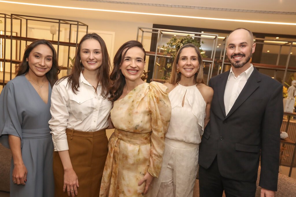 Dra Debora Cadore centro entre os demais medicos do corpo clinico da Cadore Julia Beber Ana Luiza Schuldt Barbara Lovato e Robinson Kaczmarck