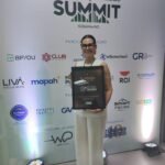 Flavia Boss rebece o TC Awards pela Mendes Empreendimentos