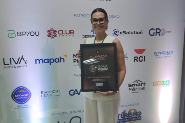 Flavia Boss rebece o TC Awards pela Mendes Empreendimentos