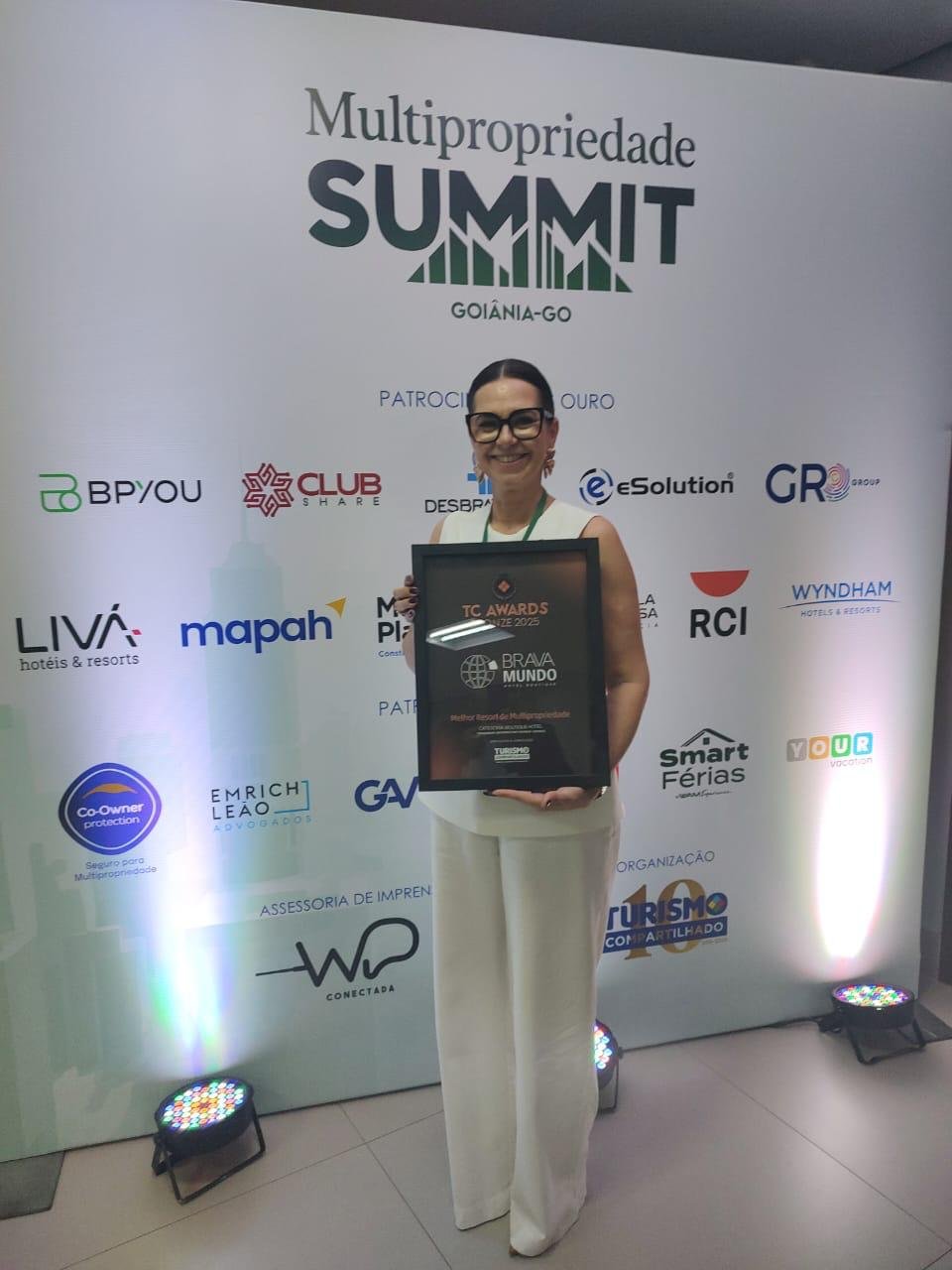 Flavia Boss rebece o TC Awards pela Mendes Empreendimentos