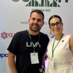 Joao Cazeiro Diretor Comercial da empresa Atrio Liva e Flavia Boss Gerente de relacionamento da mente responsavel pela gestao do Brava Mundo receberam o trofeu Bronze e1757527378569