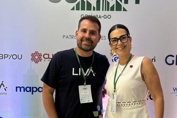 Joao Cazeiro Diretor Comercial da empresa Atrio Liva e Flavia Boss Gerente de relacionamento da mente responsavel pela gestao do Brava Mundo receberam o trofeu Bronze e1757527378569