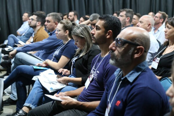 SAIE VETRO 2025 retorna a Florianópolis trazendo 150 marcas expositoras e soluções inovadoras em esquadrias e vidros Mais do que uma feira o SAIE VETRO oferece uma rica programacao de conteudo com seminarios palestras e encontros tecnicos
