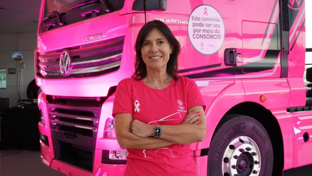 R.F. Caminhões celebra 40 anos de história com ação especial do Outubro Rosa e doação à Rede Feminina de Combate ao Câncer de Palhoça 2 Ana Cristina Bauer06