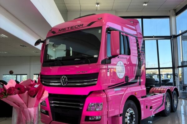 R.F. Caminhões celebra 40 anos de história com ação especial do Outubro Rosa e doação à Rede Feminina de Combate ao Câncer de Palhoça Meteor4