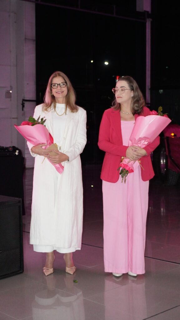 R.F. Caminhões celebra 40 anos de história com ação especial do Outubro Rosa e doação à Rede Feminina de Combate ao Câncer de Palhoça 3 Simone Keller Fuchter e Patricia Machado dos Santos