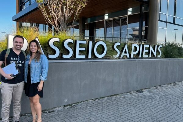 A frente da primeira edicao do HTBR Summit Expo Rossano Gastaldo e Larrisa Bittencourt 1