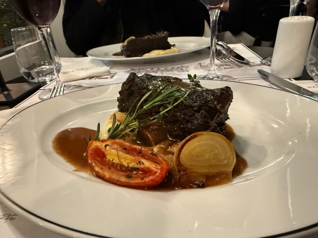 Gastronomia uruguaia: Narbona desembarca em SC com restaurante, loja gourmet e produção artesanal 2 Asado Toto com aligot de batata e legumes assados foto Davi Paes e Lima